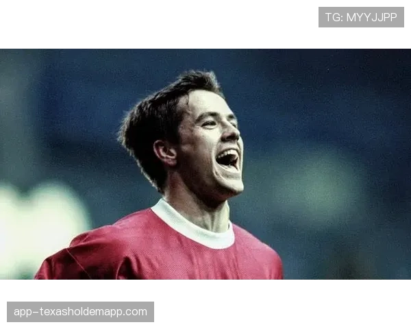 “镜头捕捉:看台上的利物浦老板约翰·亨利在丢球后的凝重表情”